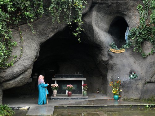 Old woman worshipping the virgin in casablanca. Photo by Rick Taylor. Copyright Borderland Tours. All rights reserved.
